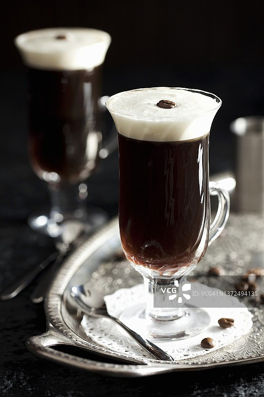 银色托盘上的咖啡豆利口酒咖啡图片素材