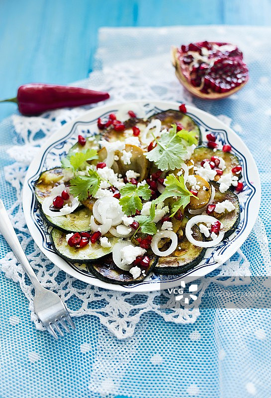 西葫芦沙拉配菲达奶酪和石榴籽图片素材