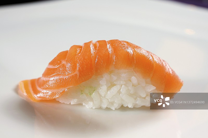 清酒寿司：三文鱼手握寿司图片素材