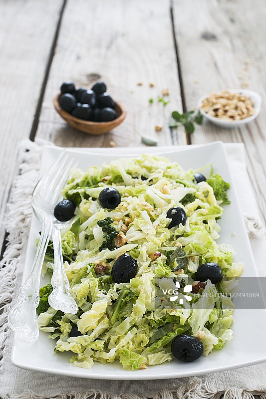 黑橄榄榛子皱叶甘蓝沙拉图片素材