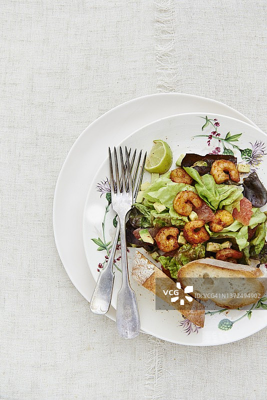 鲜虾、牛油果和葡萄柚混合沙拉图片素材