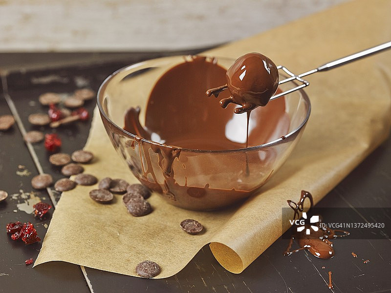 浸在黑巧克力中的自制杏仁蛋白软糖松露图片素材