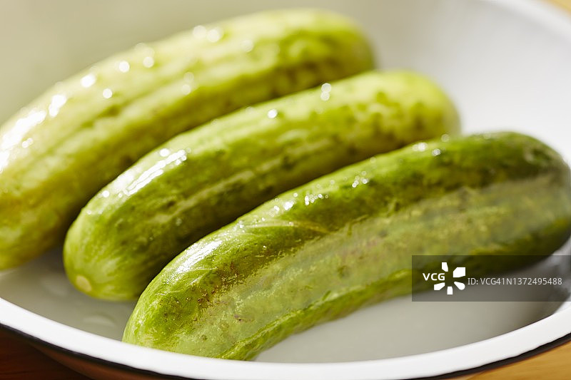 三个半腌制的黄瓜（纽约市的传统美食）图片素材