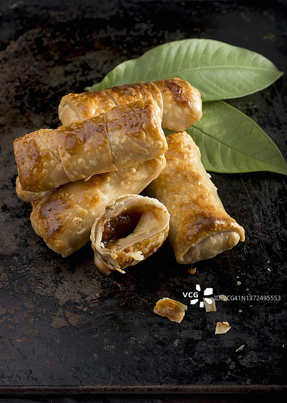 塞满哈罗米奶酪和番石榴的糕点图片素材