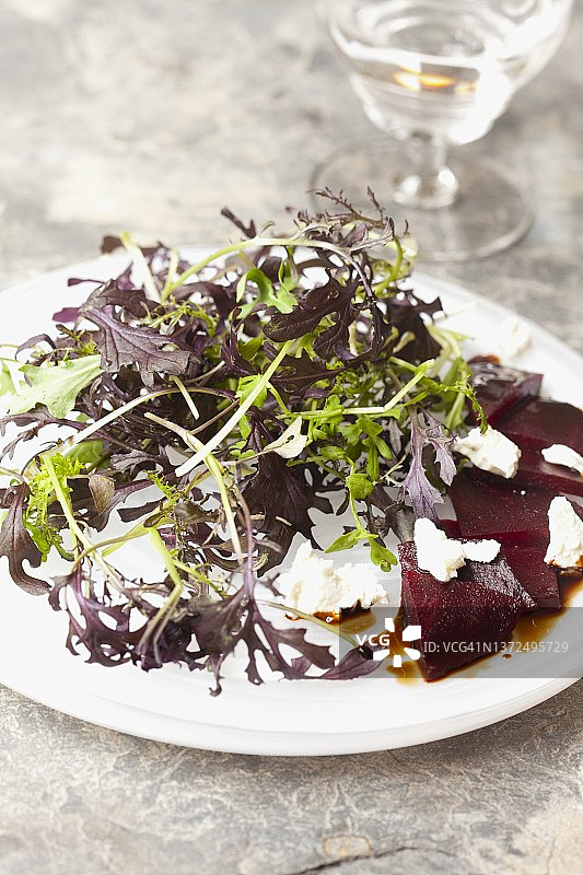 东方混合沙拉配甜菜根和山羊奶酪图片素材
