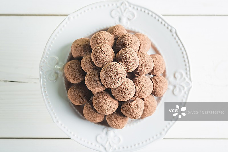 白色盘子里的巧克力果仁糖图片素材