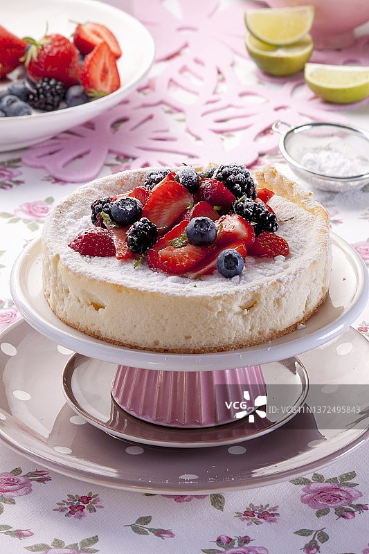 新鲜浆果芝士蛋糕图片素材