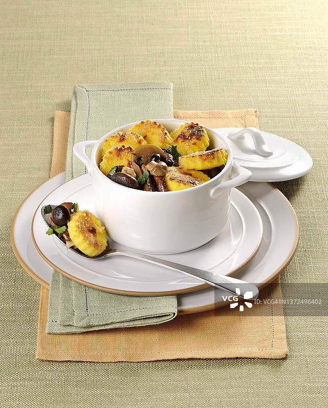 蘑菇配粗粒小麦粉饺子图片素材