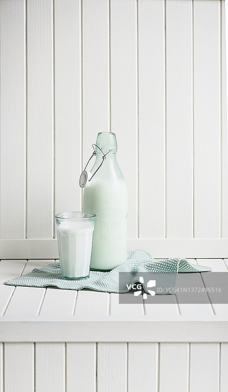 一瓶牛奶和一杯全脂牛奶图片素材