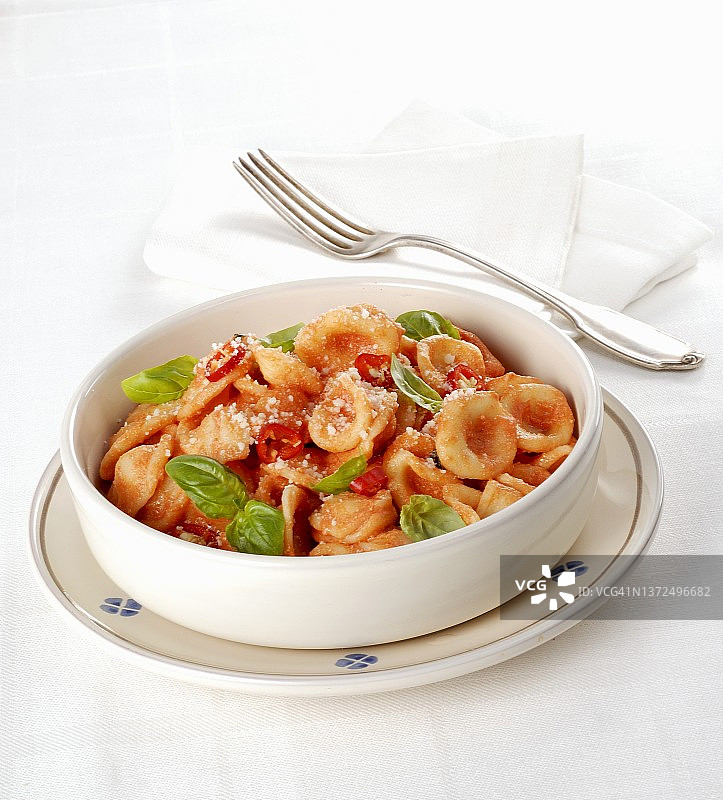 猫耳朵面配意大利乳清干酪、辣椒和罗勒图片素材