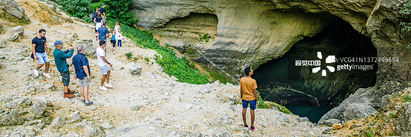 游客参观沃克吕兹泉，索格河源头，水位很低图片素材
