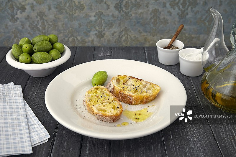 两片法棍面包，配橄榄油和橄榄（智利阿博萨纳）图片素材