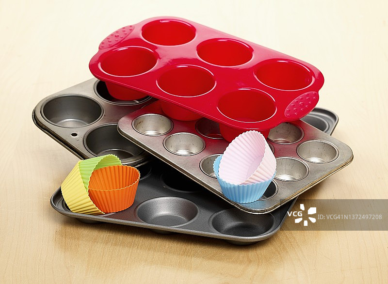 用于制作纸杯蛋糕的烤盘和模具图片素材