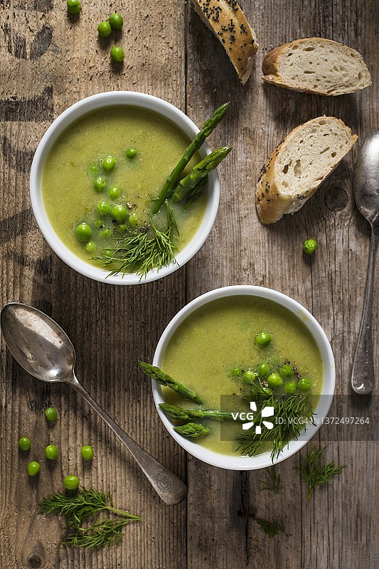 芦笋和豌豆奶油浓汤，用豌豆、新鲜芦笋和莳萝装饰图片素材
