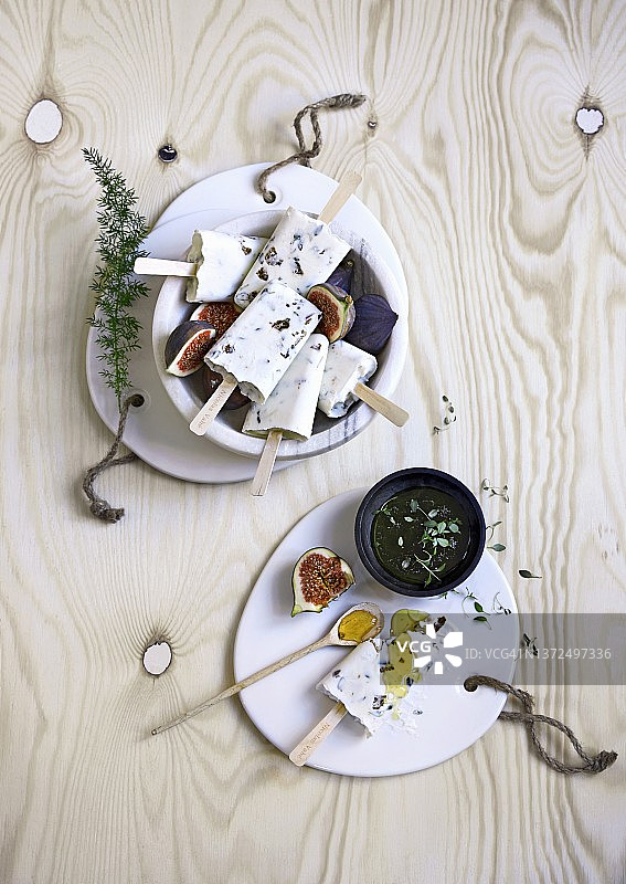 希腊酸奶冰淇淋配无花果和百里香蜂蜜图片素材