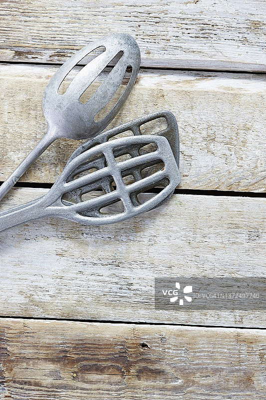 木制背景上的三个旧金属抹刀图片素材