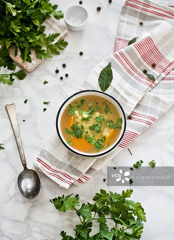 鸭肉蔬菜欧芹汤图片素材