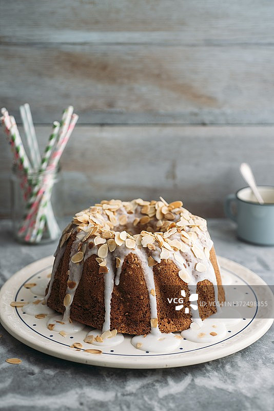奶油奶酪巧克力馅和柠檬釉的胡萝卜咕咕霍夫图片素材