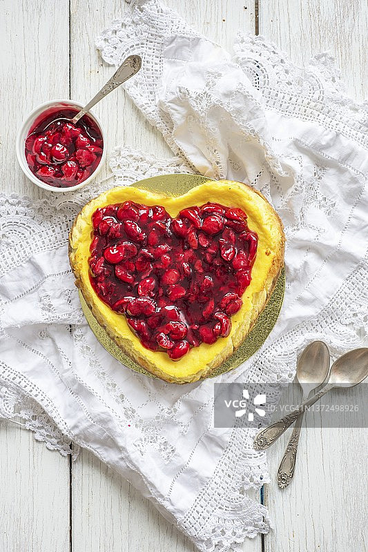 瑞可塔奶酪蛋糕配樱桃酱图片素材