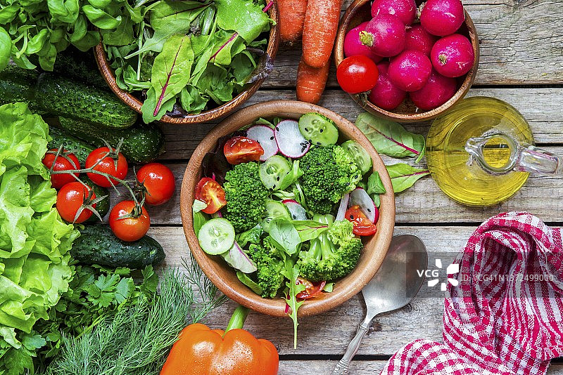 含橄榄油的彩色蔬菜沙拉（俯视图）图片素材