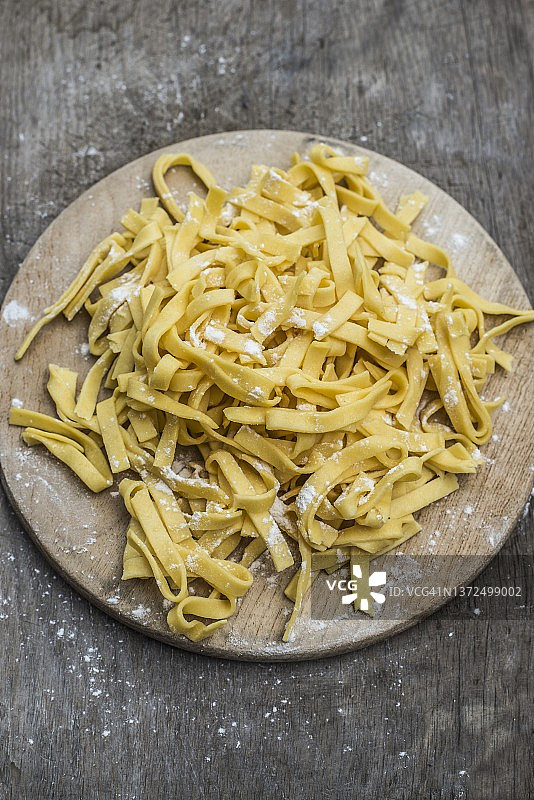 木制盘子里的自制丝带面图片素材