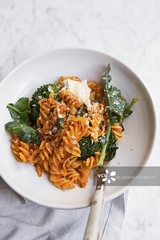 番茄意面配西兰花和奶酪图片素材