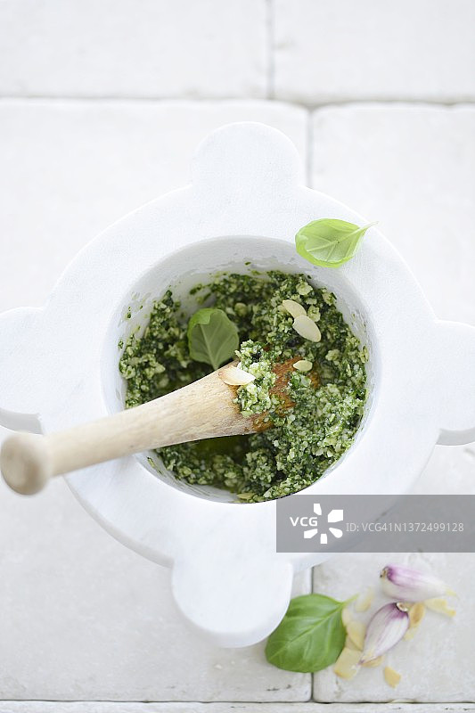 大理石研钵中的自制香蒜酱图片素材