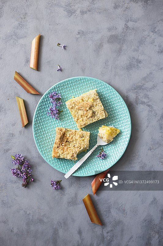 两块大黄蛋糕图片素材