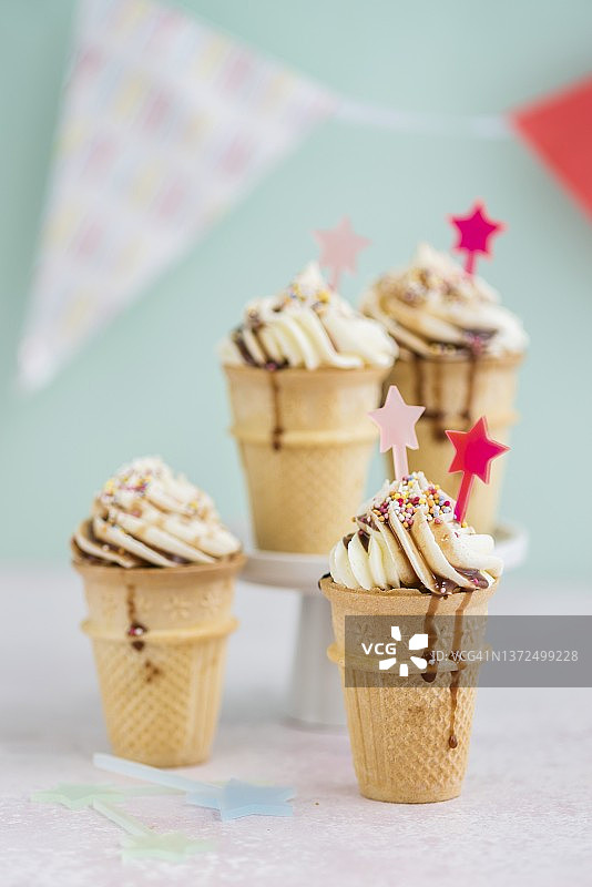 香草糖霜冰淇淋纸杯蛋糕图片素材