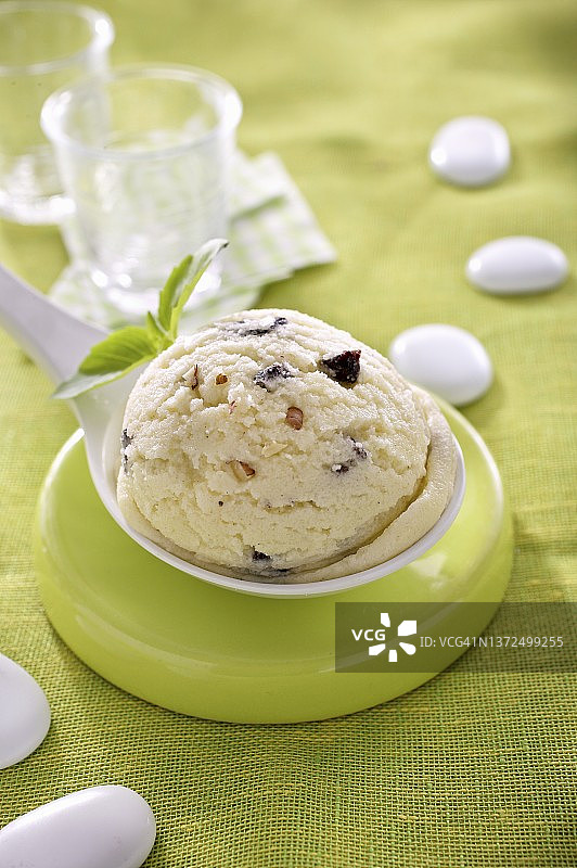 勺子里的罗勒核桃冰淇淋图片素材