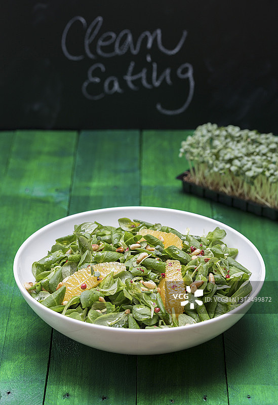 羊角生菜配橙子片和松子图片素材