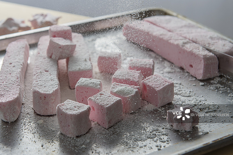 撒上糖粉的棉花糖图片素材