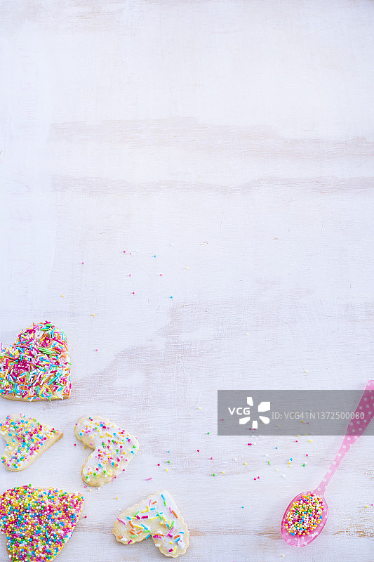 白色表面上的心形饼干图片素材