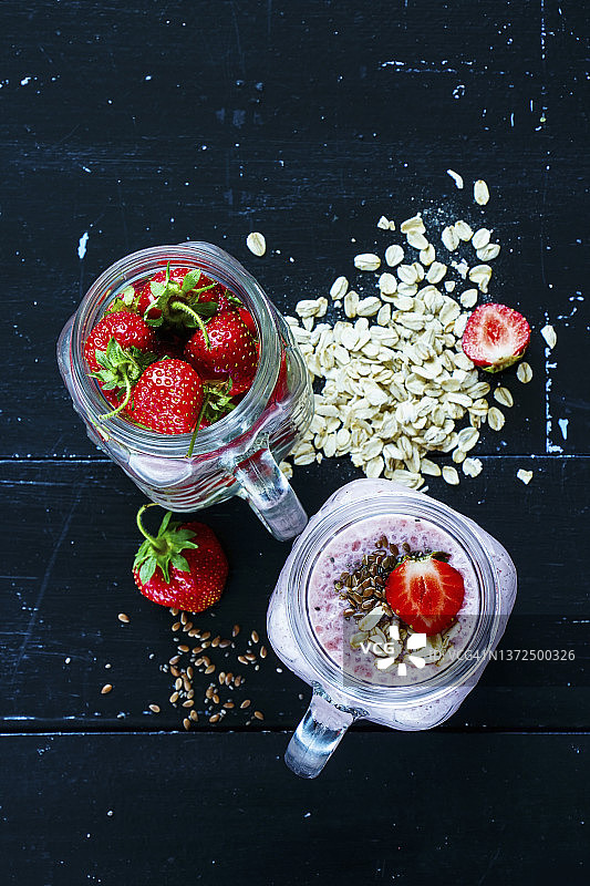 含奇亚籽和燕麦片的红色草莓冰沙图片素材