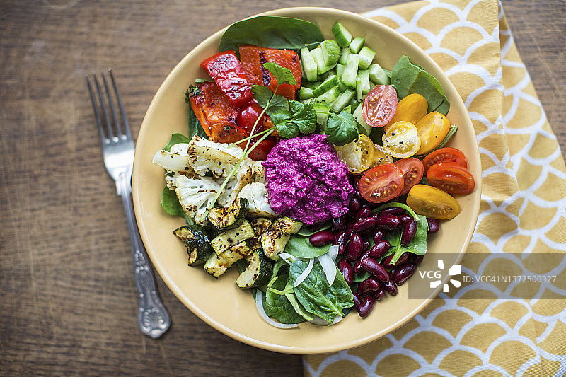 烤蔬菜豆类甜菜根沙拉图片素材