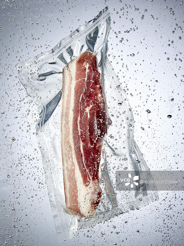 真空低温烹调袋中的猪腩肉图片素材