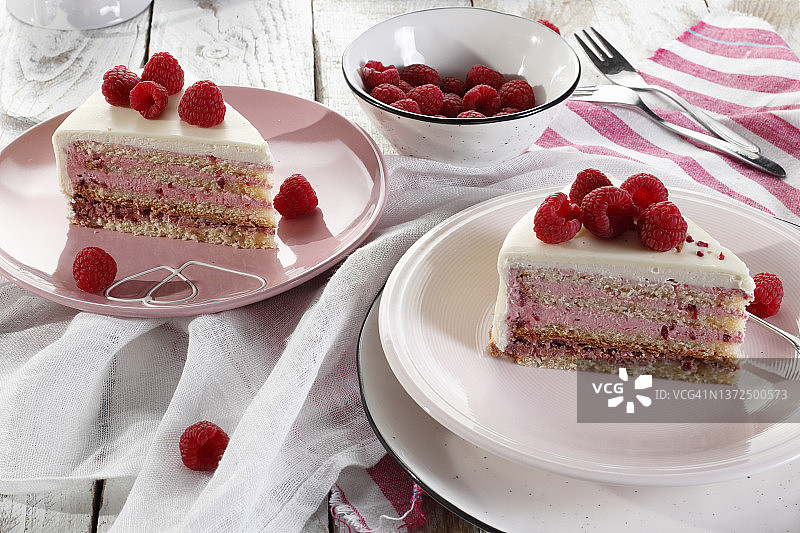 两片覆盆子蛋糕图片素材