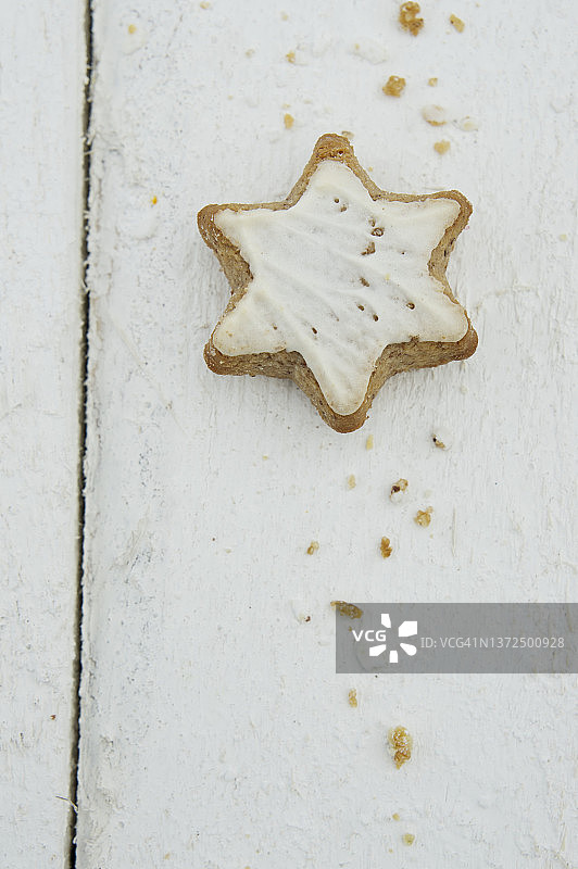 木质背景上的姜饼图片素材