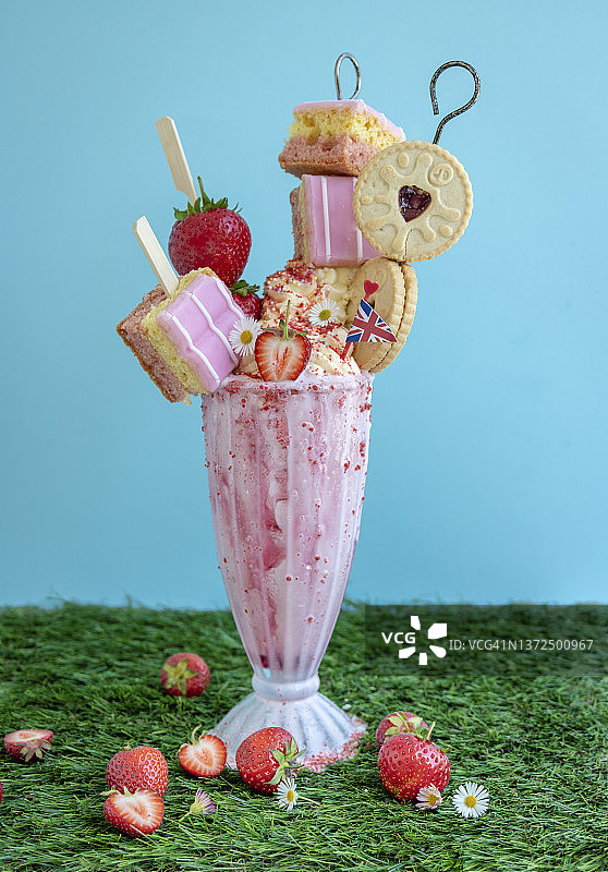 蛋糕、饼干、草莓和奶油顶草莓奶昔图片素材