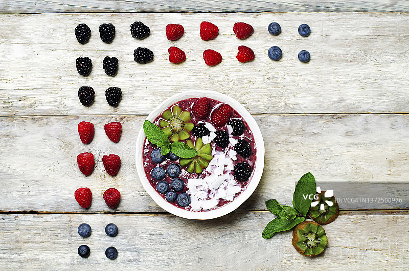 蓝莓冰沙早餐碗配椰子片、覆盆子、蓝莓和黑莓图片素材