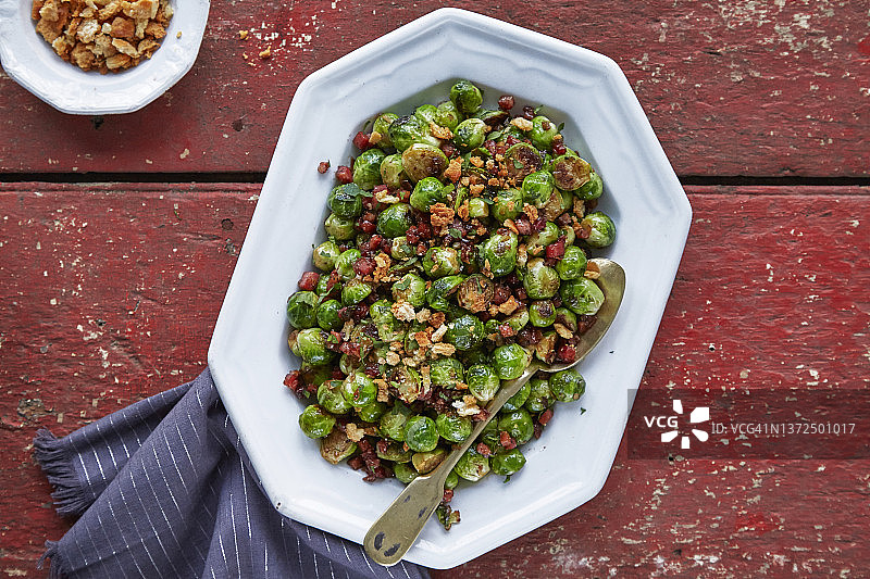 球芽甘蓝炒意式咸肉图片素材