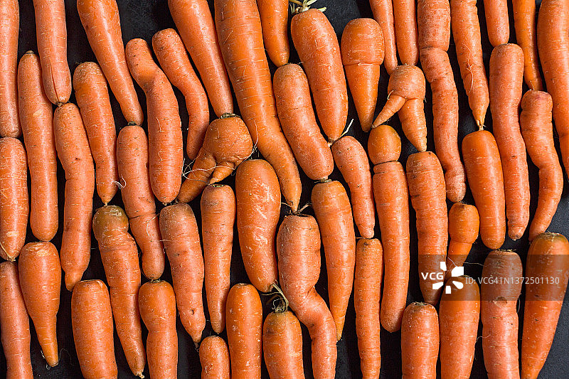 黑色背景上的胡萝卜图片素材