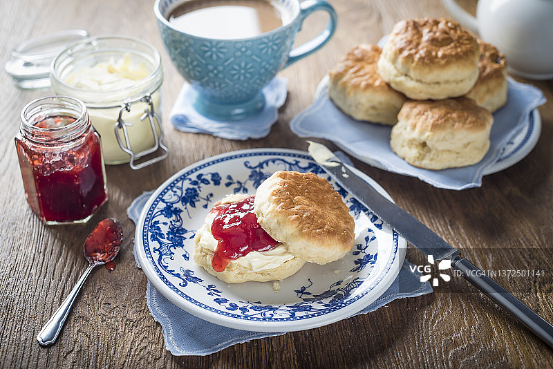 司康饼配草莓酱、凝结奶油和茶图片素材