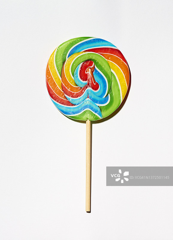 白色背景上的彩色棒棒糖图片素材