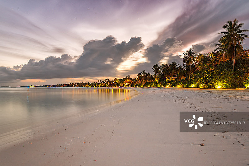 黄昏时的热带天堂海滩——热带度假夜生活概念图片素材