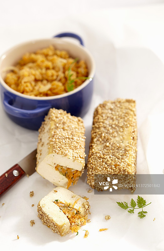 烤豆腐片配芝麻和扁豆图片素材