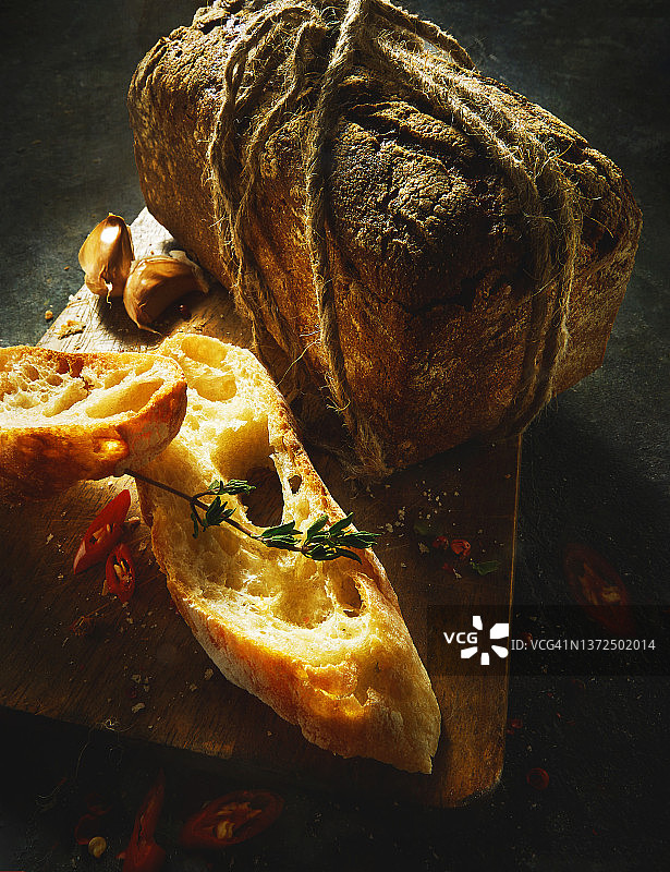 木板上的恰巴塔面包片和乡村面包图片素材