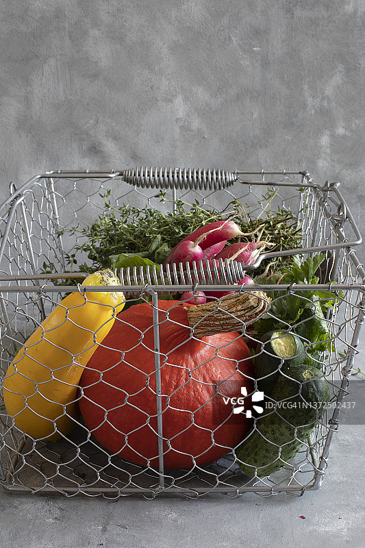 金属篮里的新鲜蔬菜图片素材