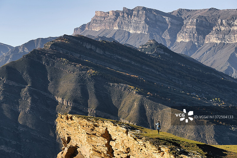 女徒步旅行者欣赏高加索山脉的风景图片素材