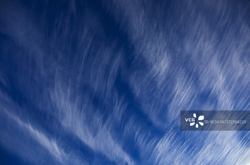 蓝天上的卷云图片素材